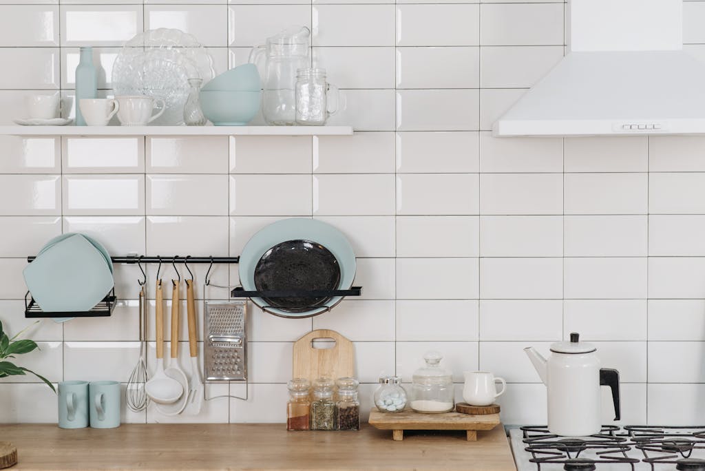 A peaceful moment of minimalist kitchen decluttering — a simple kitchen organization setup that shows how kitchen minimalism for beginners can feel light and grounding.