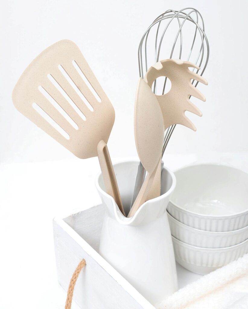 Minimalist kitchen utensils stored simply for easy cooking.